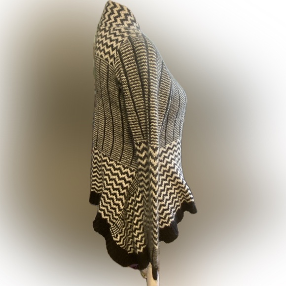 Charlotte Russe Black and White Chevron Cardigan - Picture 3 of 6